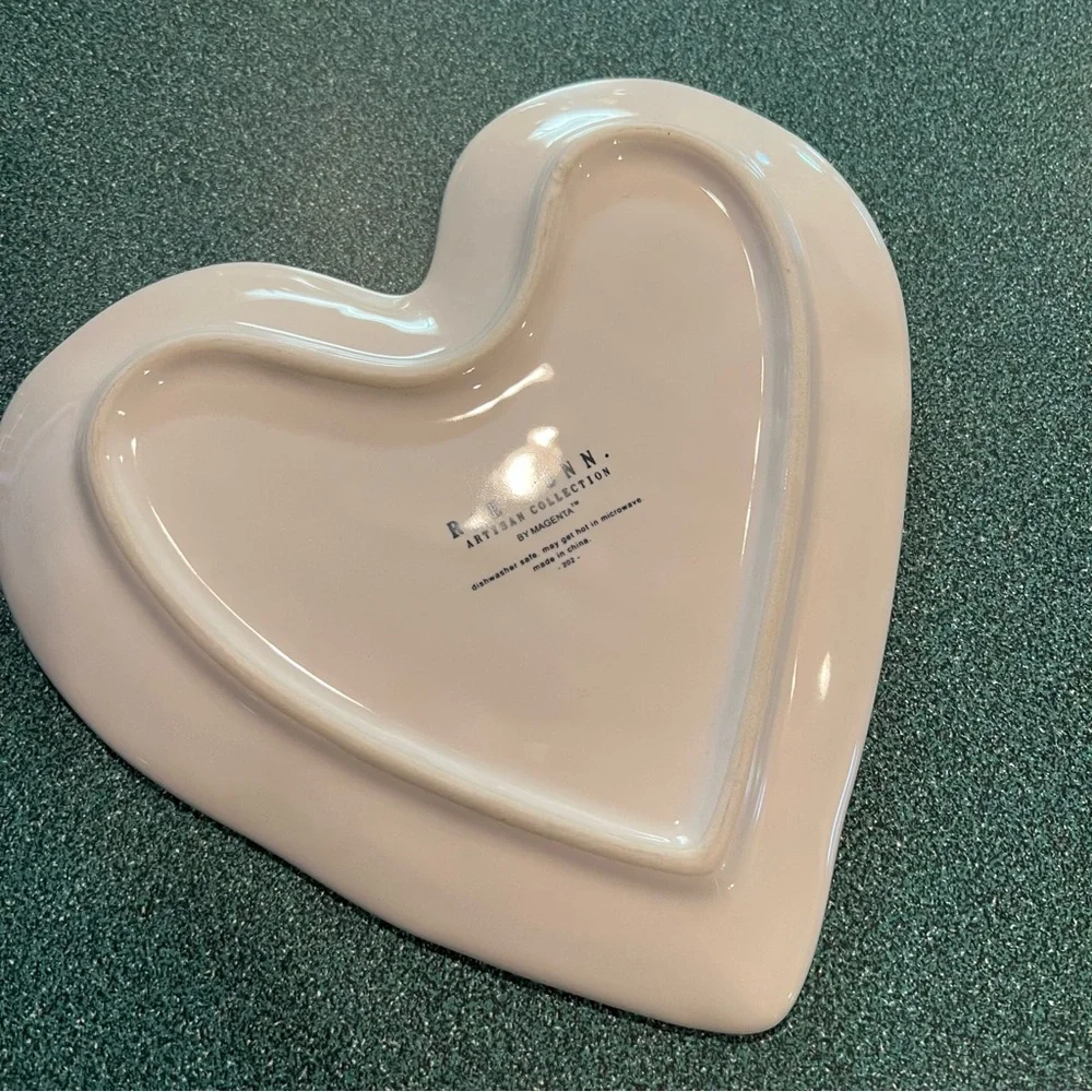 RAE DUNN KISSES & LOVE HEART SHAPE PLATES Set of 2 NWOT - Picture 6 of 11